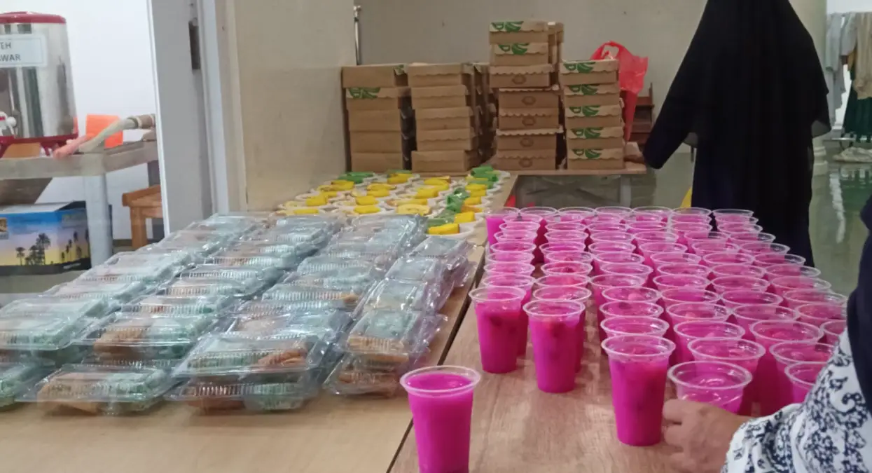 Foto kegiatan Kegiatan Ifthor Ramadhan di Masjid Raudhotul Jannah Taman Cipulir Estate Diikuti Sekitar 100 Jamaah - 4